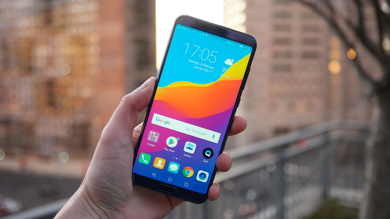 Illustration for article titled Honor’s Mid-Range Phone Is Trying to Save Us From the $1,000 Flagship